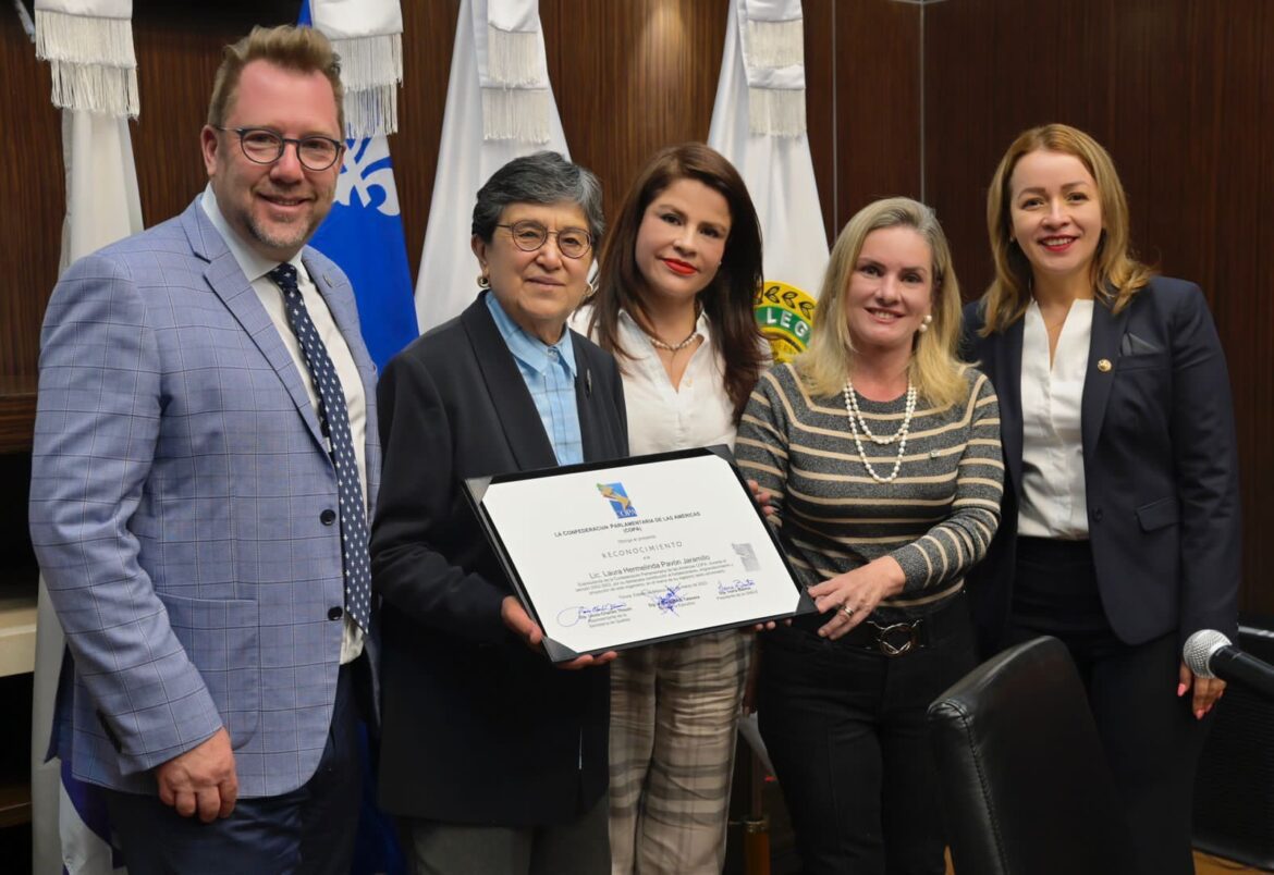 Rinde Confederación Parlamentaria de las Américas homenaje a Laura Pavón