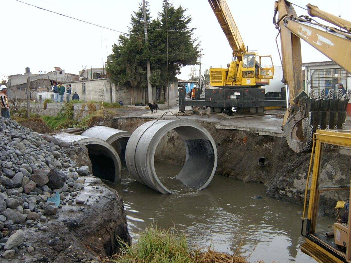 Trabaja Organismo de Agua y Saneamiento de Toluca para evitar inundaciones en el municipio