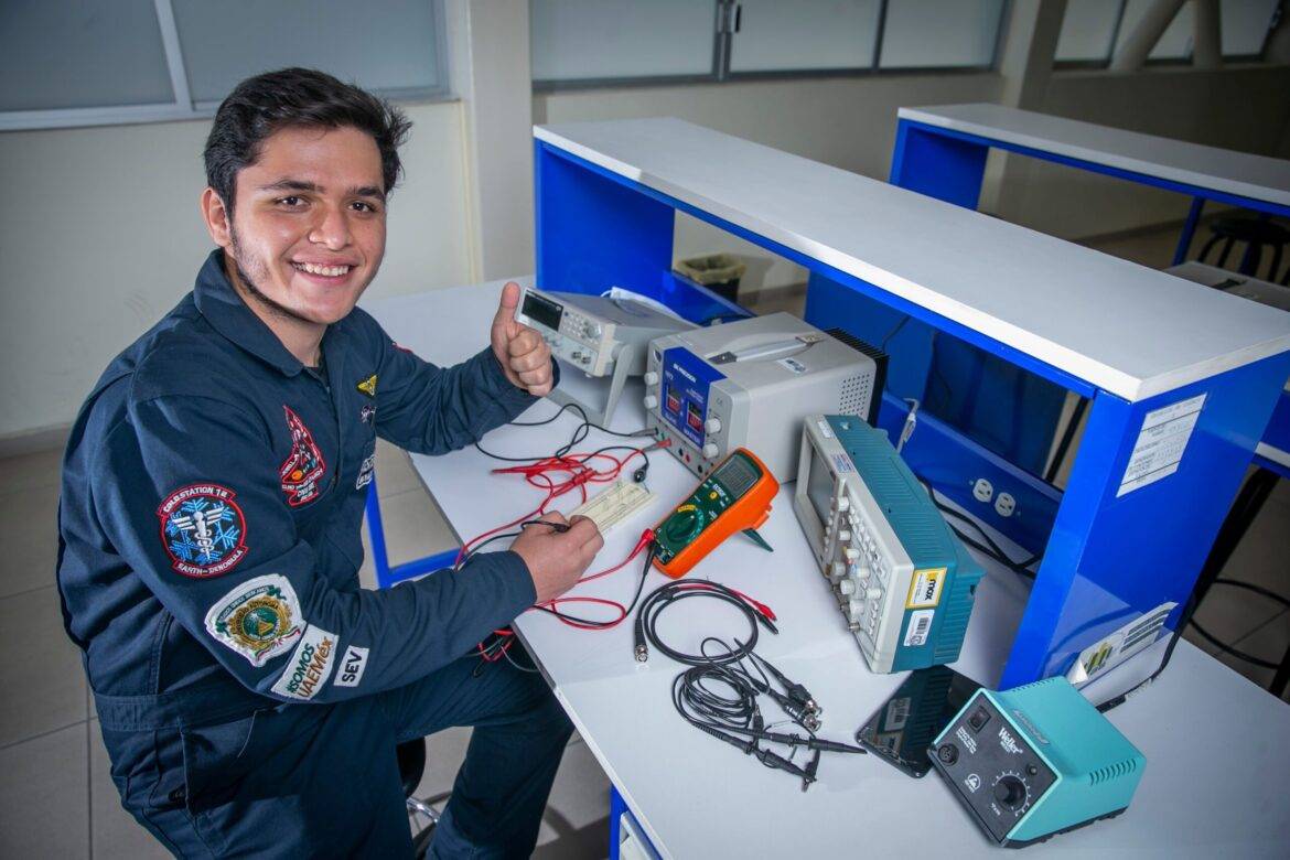 Acatzin Benítez Salgado, estudiante UAEMéx, participará en el  Congreso Internacional de la Astronáutica en París, Francia