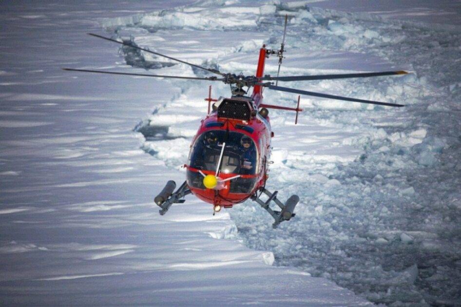 Organización Meteorológica (OMM)
Un helicóptero sobrevuela el Ártico, donde se los nuevos récords de temperaturas y el deshielo de los glaciares ya ha dejado una huella palpable del efecto que tienen estas en nuestro planeta.