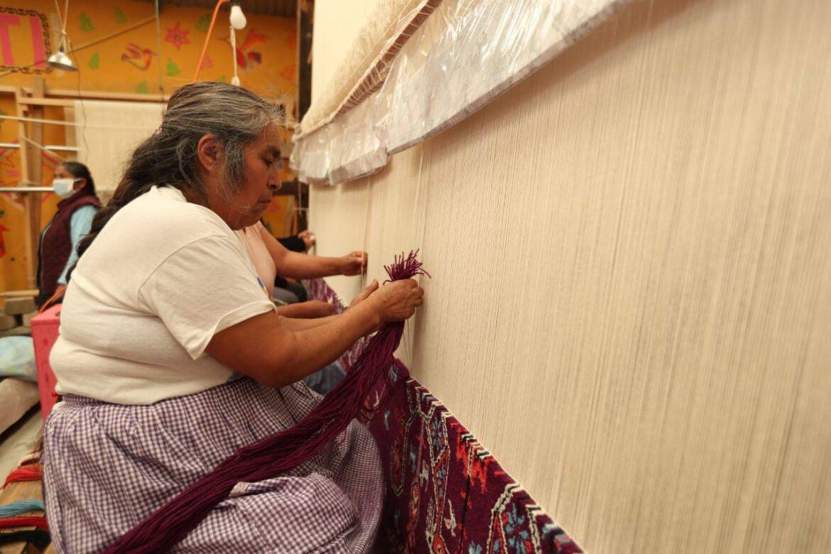Reconoce IIFAEM el trabajo de los adultos mayores dedicados a la elaboración de artesanías