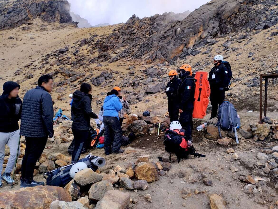 Rescate en el Volcán Iztaccíhuatl: Policía de Alta Montaña auxilia a dos personas con posible hipotermia