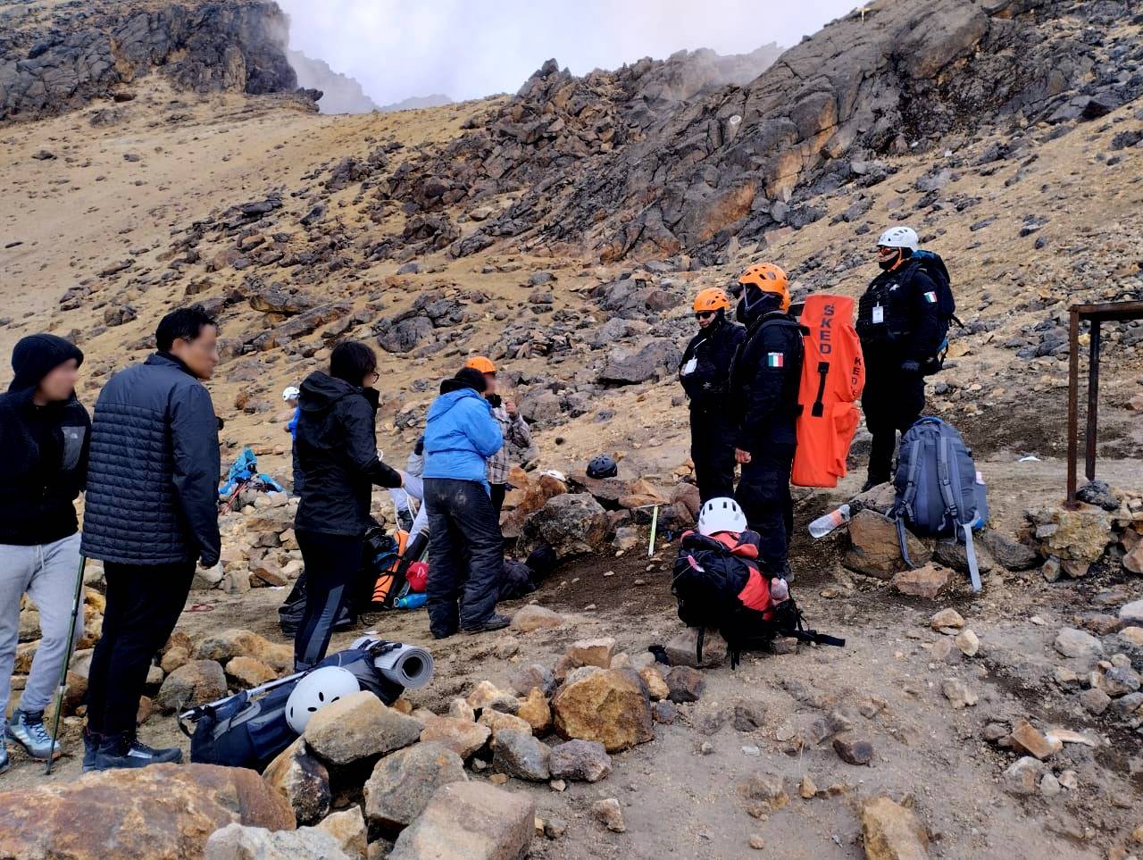 Rescate en el Volcán Iztaccíhuatl: Policía de Alta Montaña auxilia a dos  personas con posible hipotermia