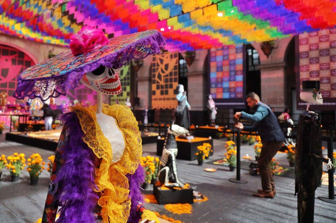 Mexiquenses visitan la Ofrenda Monumental de Día de Muertos en Palacio de Gobierno