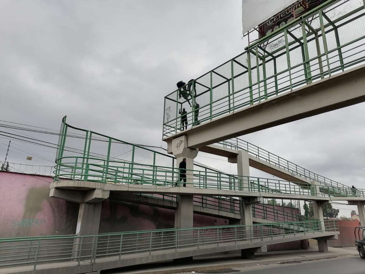 Policías estatales evitan que hombre se aventara de un puente y atentara contra su vida en Ecatepec