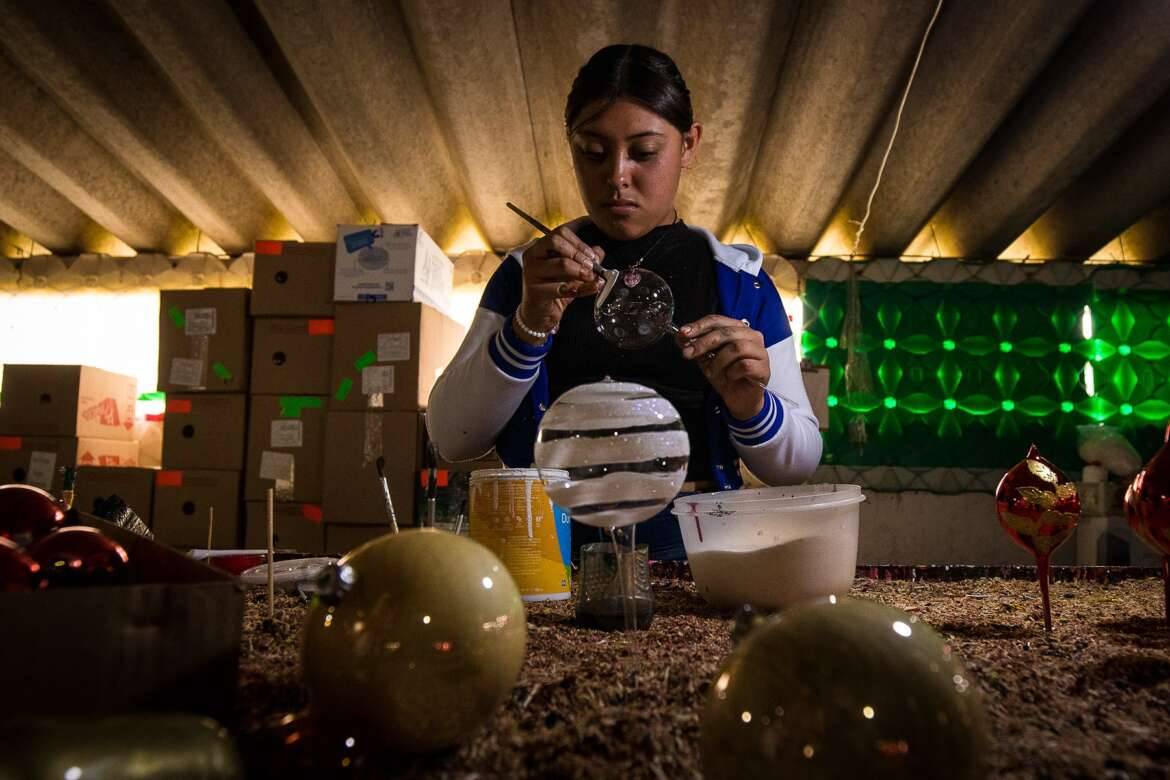 Familias artesanas de Xonacatlán elaboran esferas navideñas con talento y creatividad