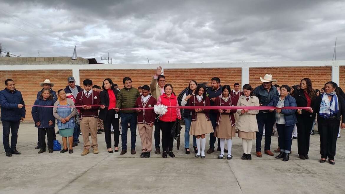 Roberto Bautista cumple un compromiso más en materia educativa