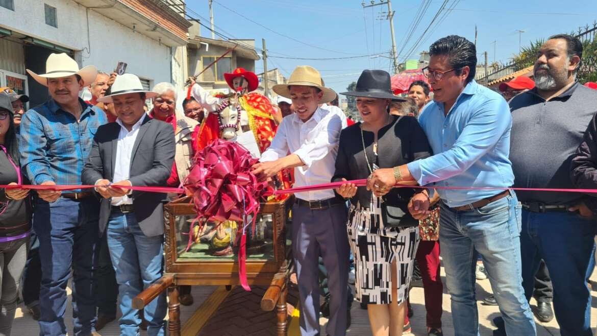 Roberto Bautista inaugura importante vialidad en Santiaguito Coaxuxtenco