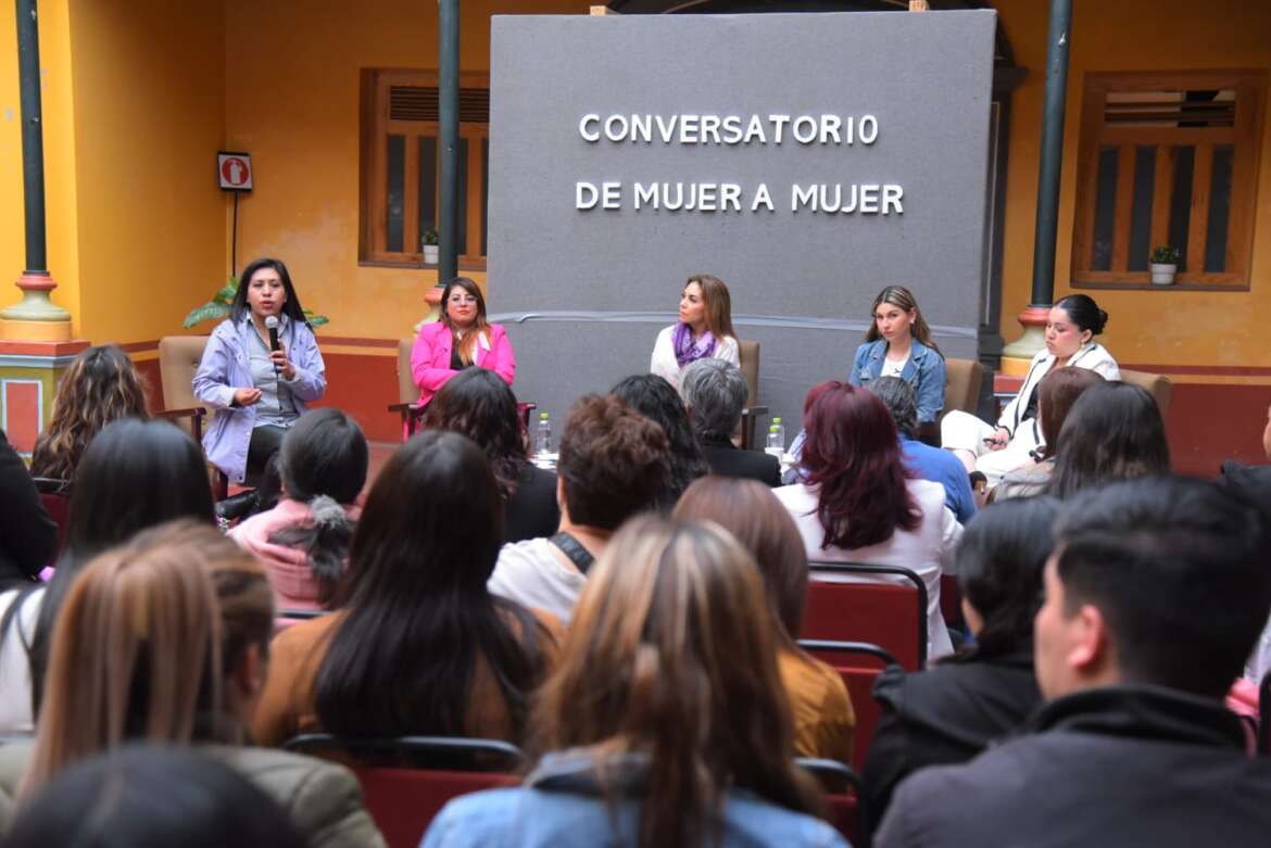 Abordan en conversatorio desafíos actuales de la mujer