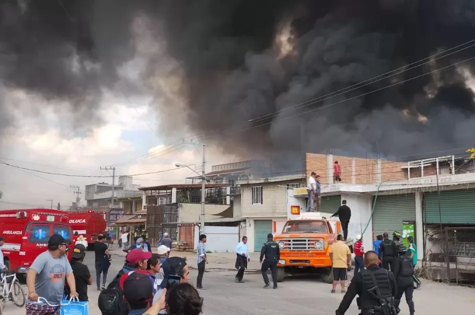 Incendio de lote baldío moviliza cuerpos de emergencia en San Andrés Cuexcontitlán, Edomex