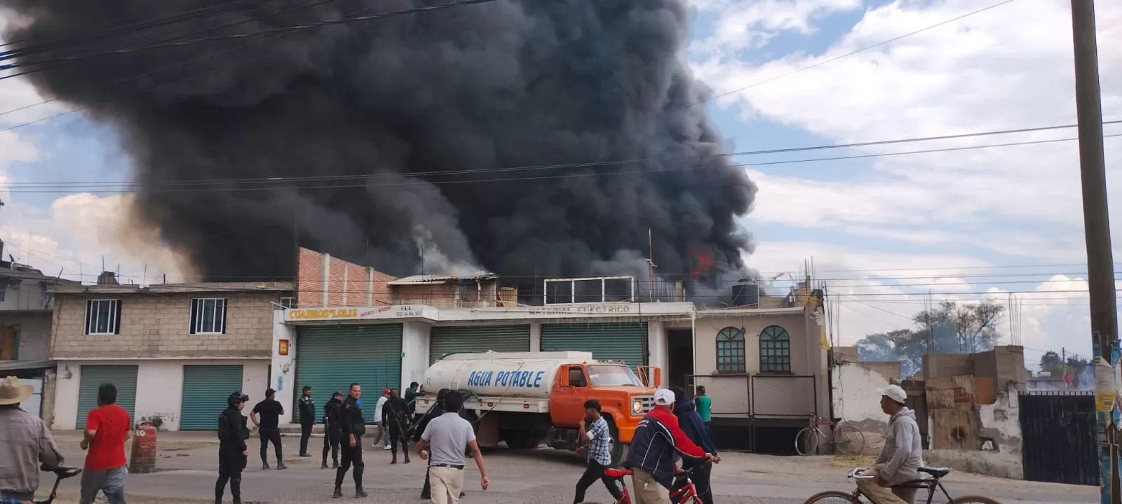 Incendio de lote baldío moviliza cuerpos de emergencia en San Andrés Cuexcontitlán, Edomex