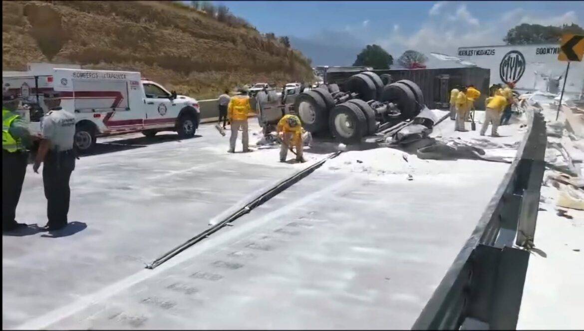 Equipos de emergencia de EdoMéx apoyan en accidente vehicular en la México-Puebla