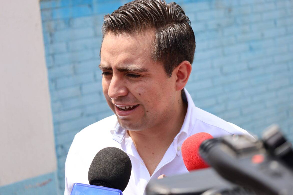 Alexis Garay Martínez emite su voto en Calimaya