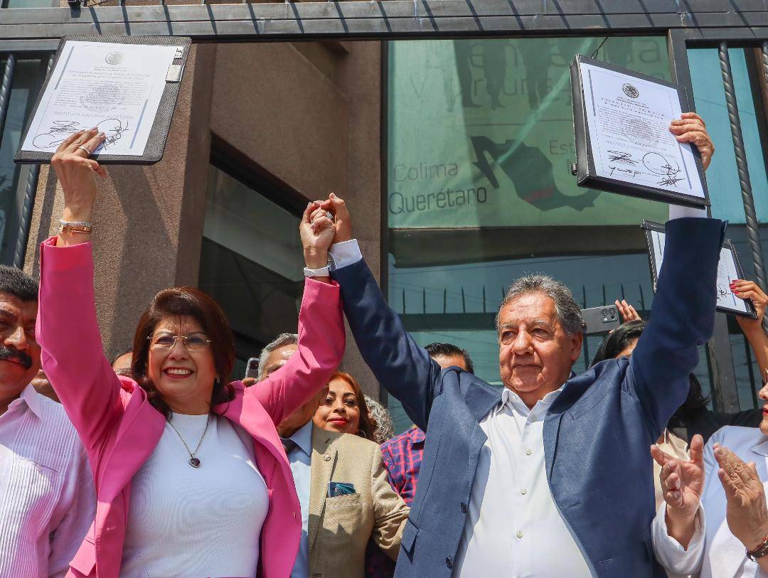 Higinio Martínez recibe constancia como senador; pide a ganadores no fallar