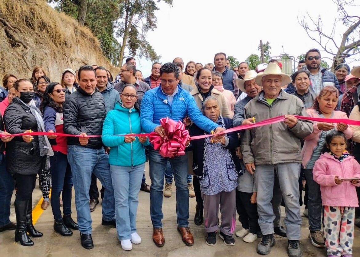 Inaugura Roberto Bautista rehabilitación de la Calzada del Parque en San Francisco Putla