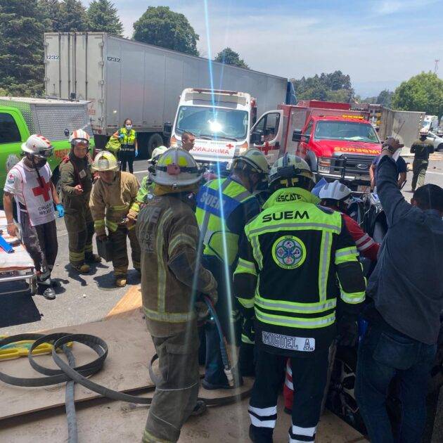 Protección Civil estatal, Grupo Relámpagos y SUEM atienden accidente en la carretera federal México-Toluca