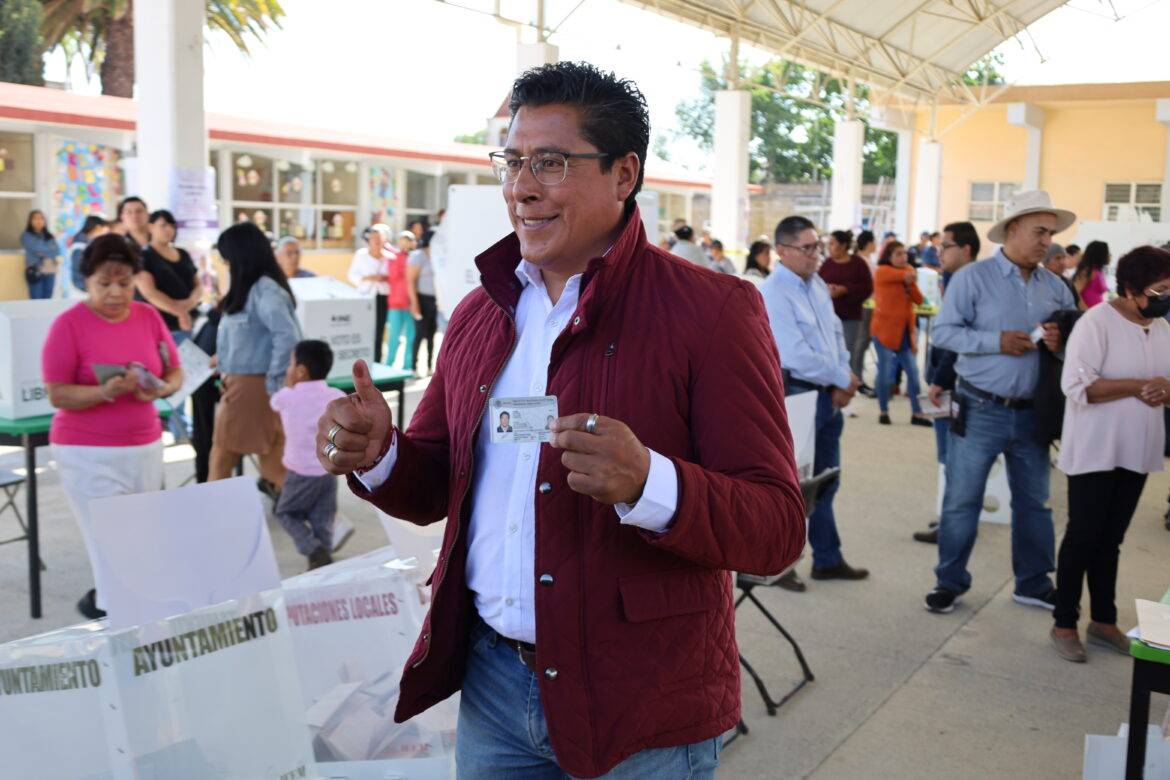 Roberto Bautista Arellano ejerce su voto en Tenango del Valle