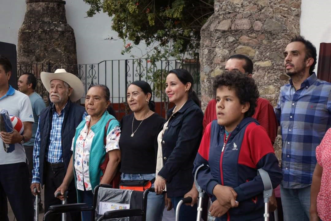 Michelle Núñez entrega apoyos a adultos mayores y personas con discapacidad en Valle de Bravo