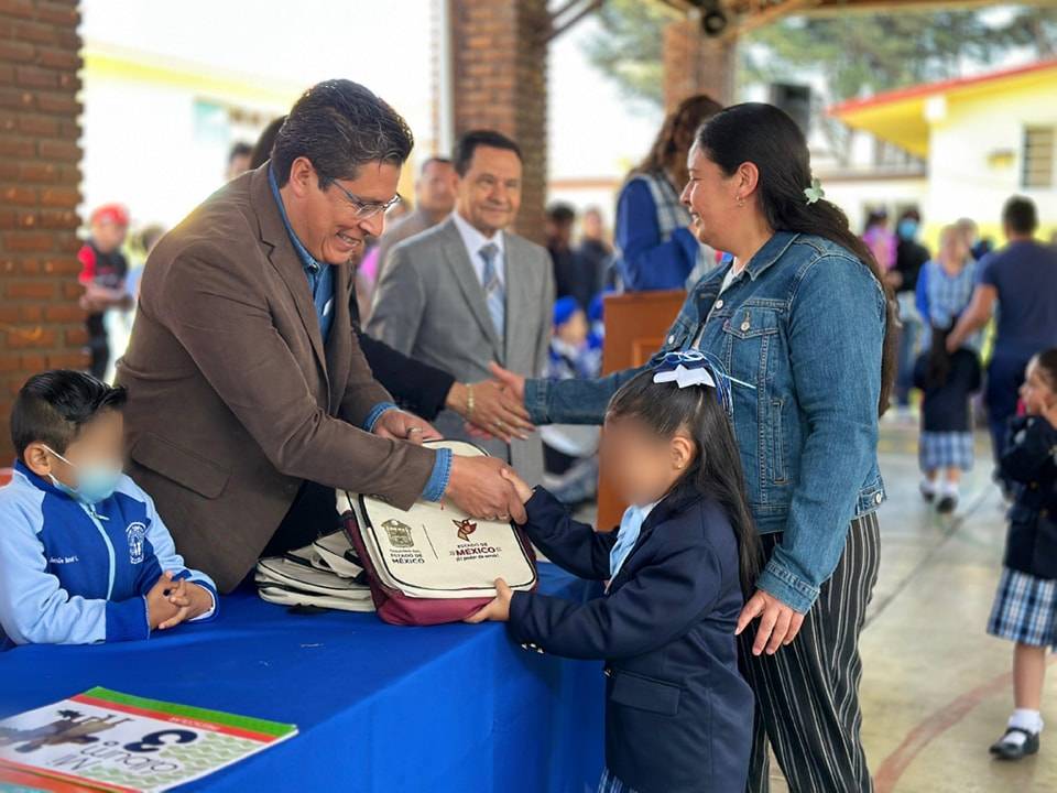 Inicia ciclo escolar en Tenango del Valle con entrega de útiles