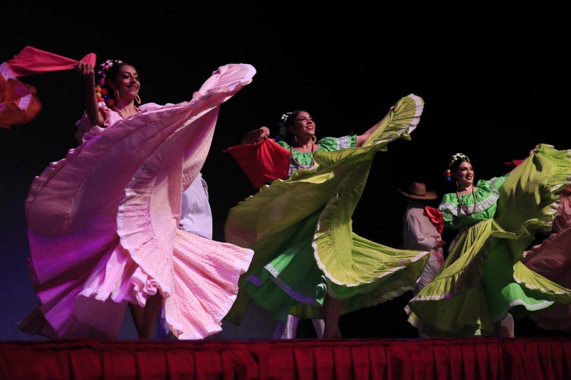 Participan grupos de danza contemporánea y folclórica en “Danzatlán 2024”