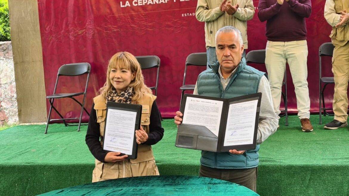 Tenango del Valle y CEPARNAF firman convenio para proteger al lobo gris mexicano