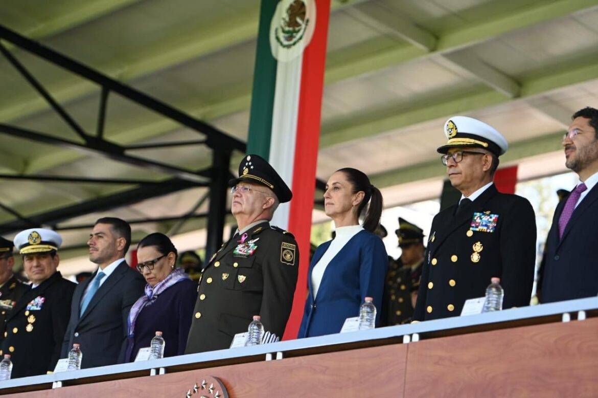 Claudia Sheinbaum Pardo recibe salutación de las Fuerzas Armadas mexicanas como primera presidenta de México y Comandanta Suprema