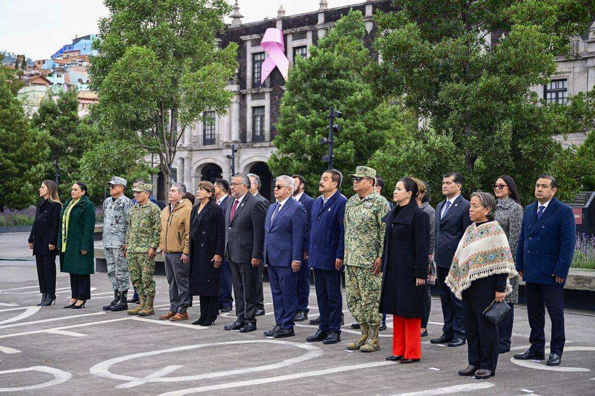 Gobernadora Delfina Gómez Álvarez encabeza izamiento y honores al Lábaro Patrio en Toluca