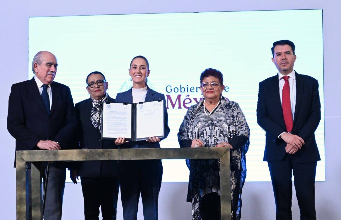 Presidenta Claudia Sheinbaum firma acuerdo que reconoce como crimen de lesa humanidad la matanza estudiantil del 2 de octubre de 1968