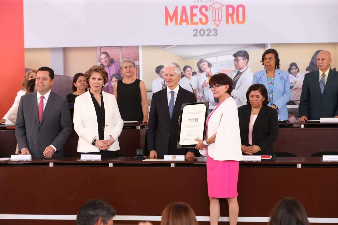 Reciben maestras y maestros mexiquenses reconocimientos por su labor y compromiso con la educación