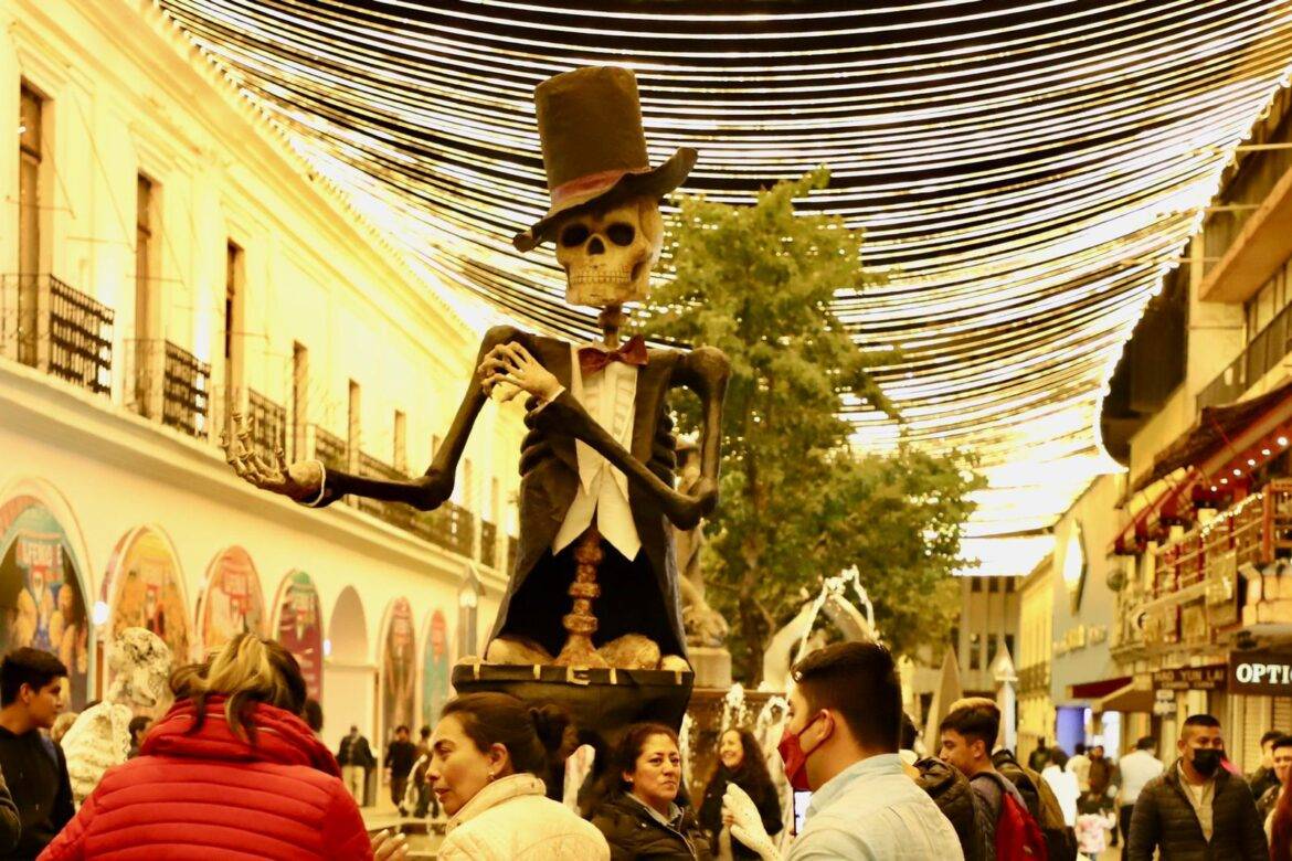 Con iluminación y fuegos artificiales comienza la Feria y Festival Cultural Internacional del Alfeñique, más grande que nunca