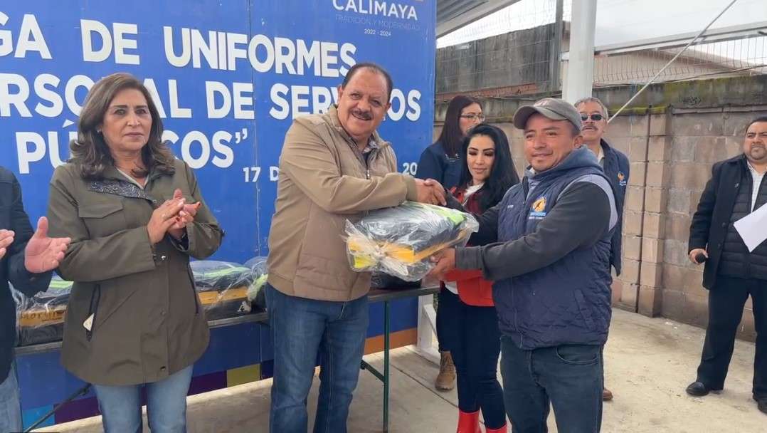 Fortalecimiento laboral en Calimaya: Entrega de uniformes a trabajadores municipales