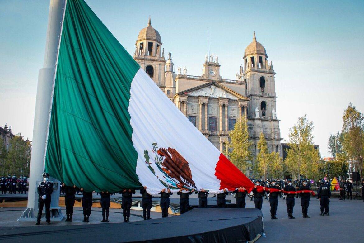 Autoridades del Edoméx realizan ceremonia cívica en la Plaza de los Mártires