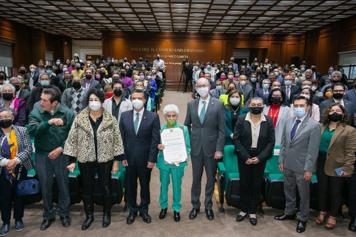 Rinde UAEMéx homenaje a Estela Ortíz Romo, decana universitaria