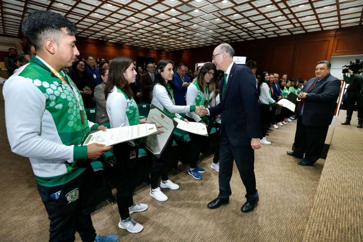 UAEMéx reconoce el esfuerzo, perseverancia y dedicación de deportistas universitarios