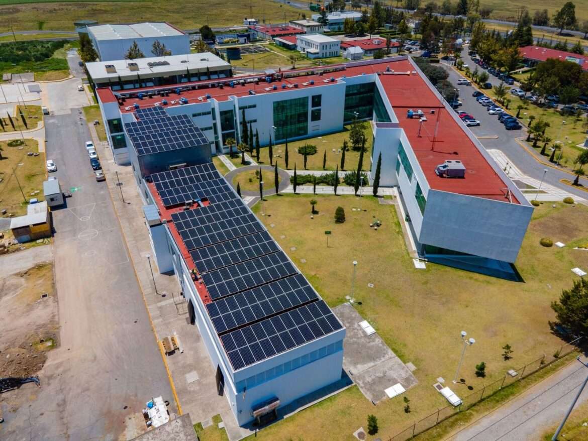 Cuenta Centro Conjunto de Investigación de Química Sustentable UAEMéx-UNAM con extensa instalación de paneles solares