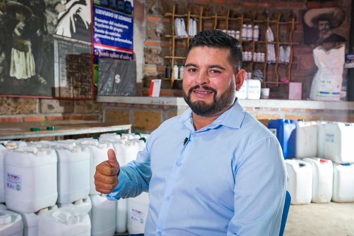 Reconocen labor y emprendimiento ambiental de Juan Antonio Domínguez, egresado de la UAEMéx