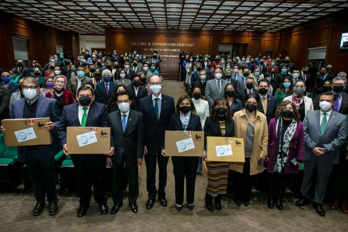 Reciben 107 docentes de la UAEMéx equipo de cómputo