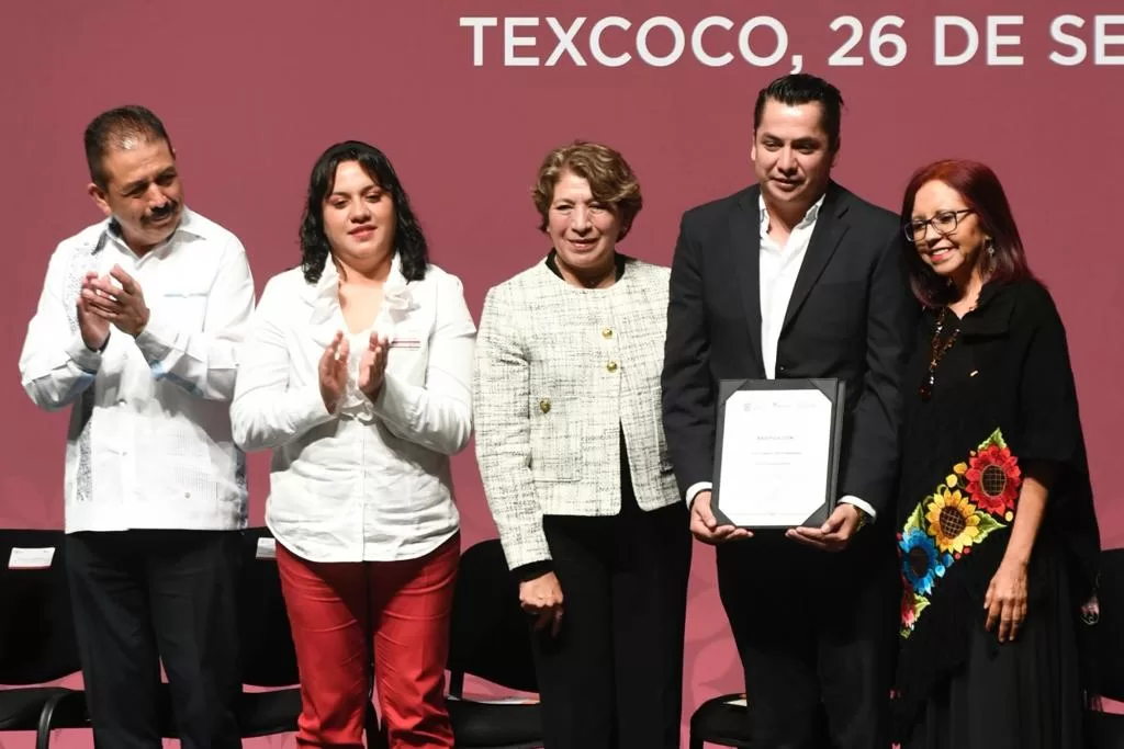 Delfina Gómez entrega basificaciones a docentes mexiquenses