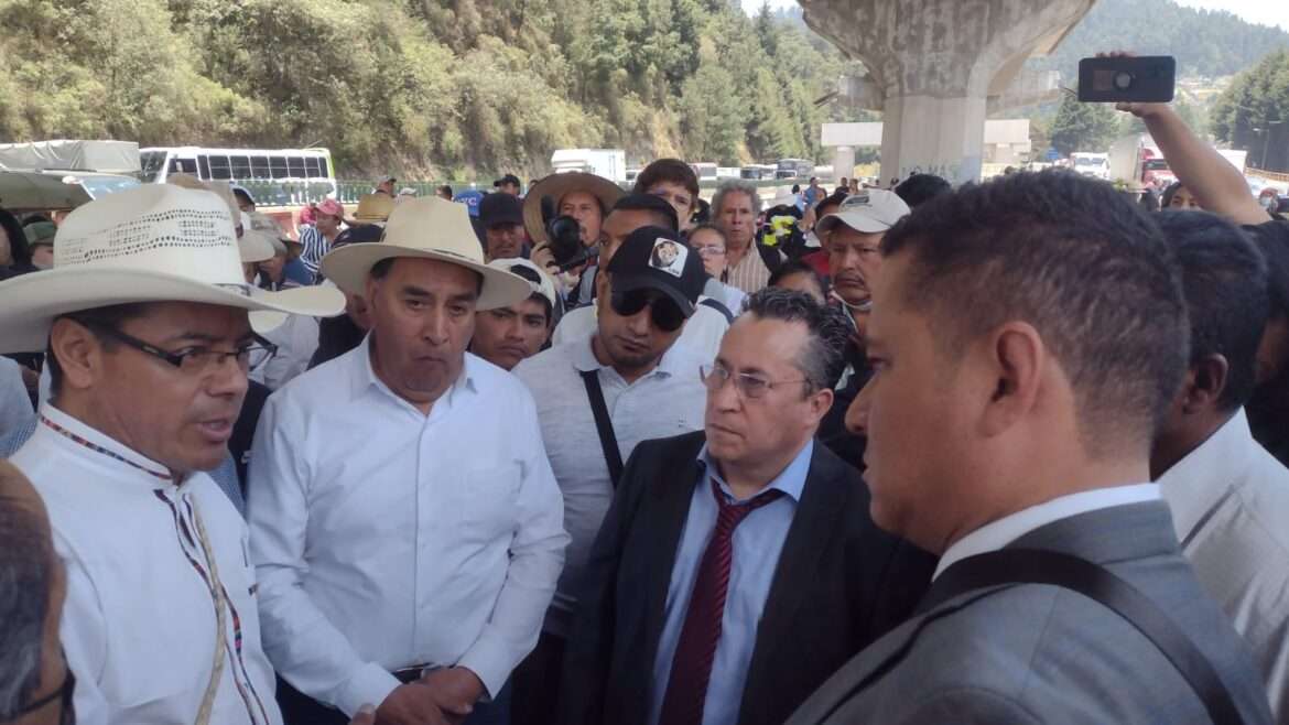 Bloqueo en la carretera México-Toluca por protesta contra la tala ilegal