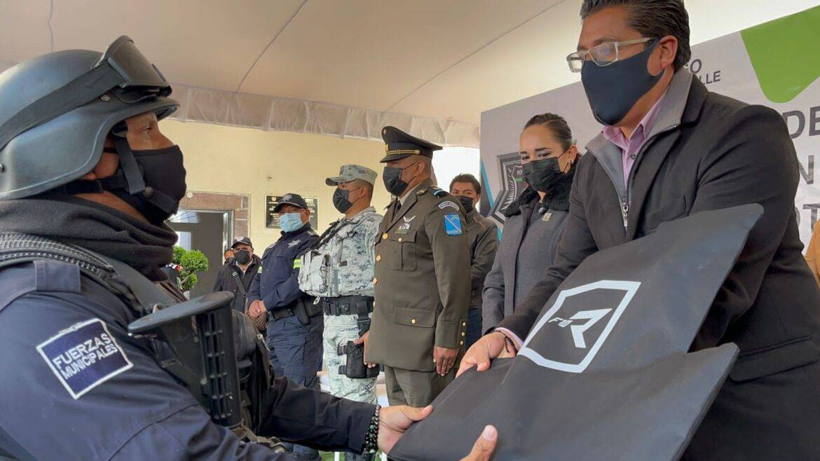 Equipa alcalde a la policía municipal de Tenango del Valle