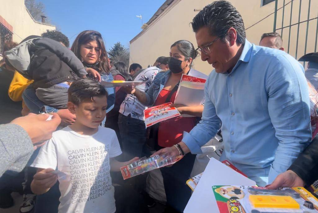 Roberto Bautista entrega juguetes a niñas y niños de Tenango del Valle