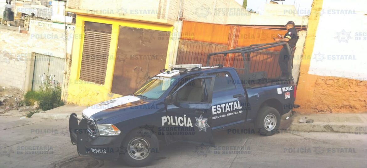 Policías estatales resguardan inmueble donde se encontraba una camioneta con reporte de robo