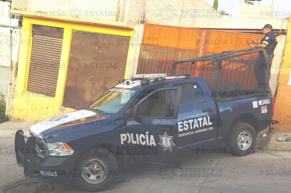 Policías estatales resguardan inmueble donde se encontraba una camioneta con reporte de robo