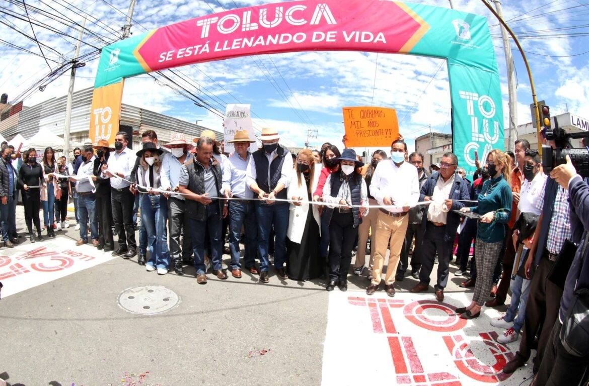 Raymundo Martínez entregar  obra de pavimentación en Santa Ana Tlapaltitlán