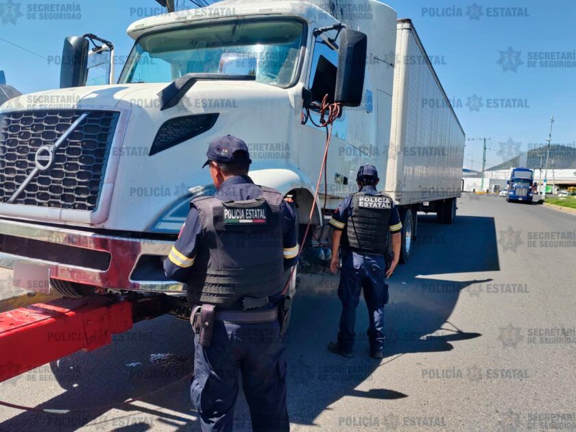 Secretaría de Seguridad y GN localizan unidad de carga que transportaba mercancía valuada en un millón 800 mil pesos