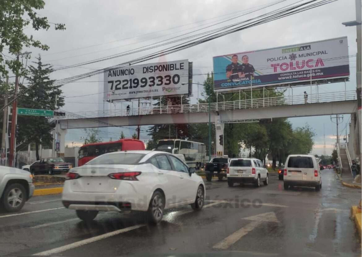 Caos vehicular en intersección de Salvador Díaz Mirón y Nezahualcóyotl: Autoridades de vialidad del Ayuntamiento de Toluca brillan por su ausencia