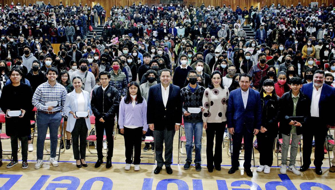 Reciben Beca Edoméx estudiantes ganadores de la Olimpiada del Conocimiento Infantil, generaciones 2012 al 2021