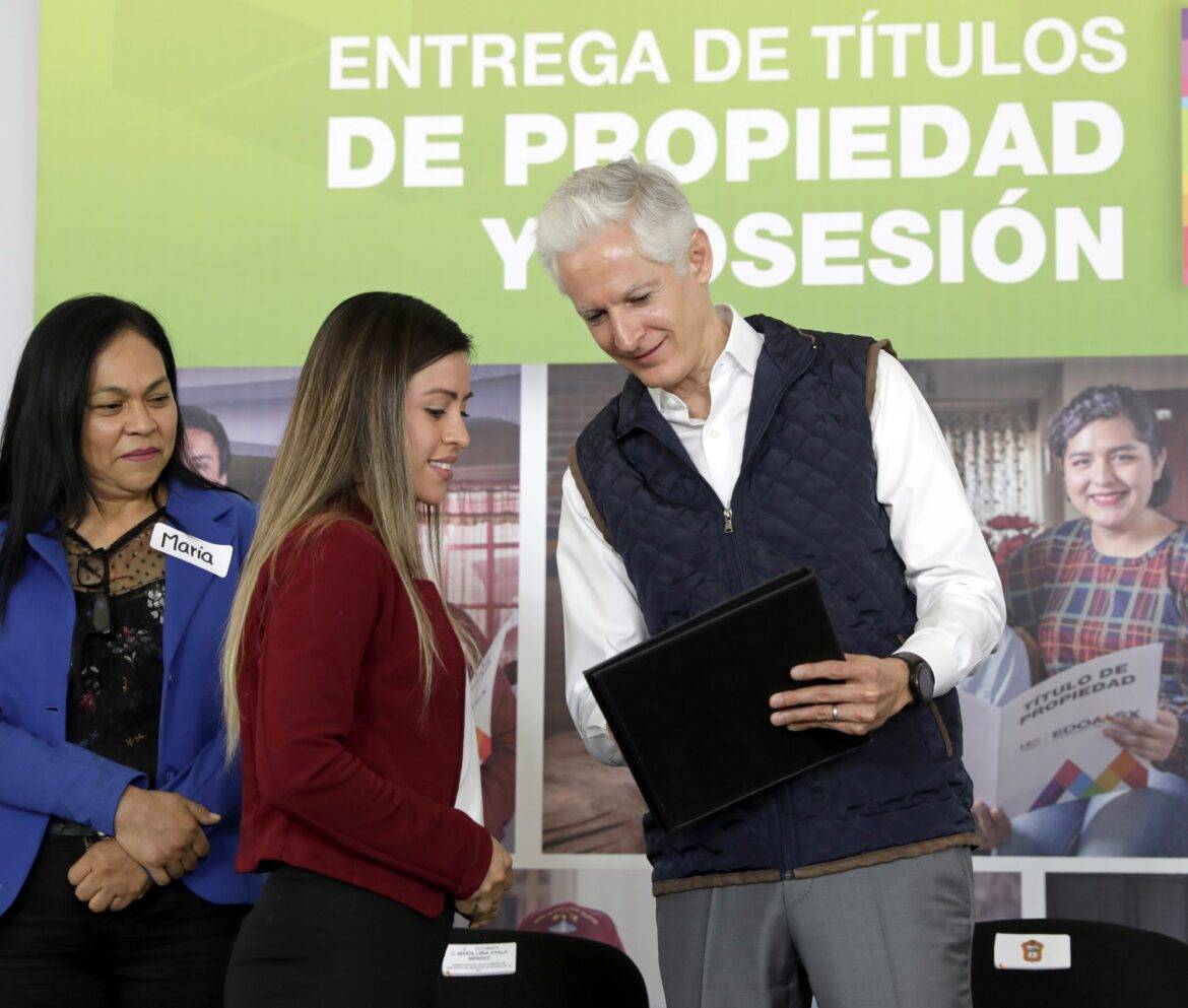 Entrega Alfredo del Mazo títulos de propiedad a familias de nueve municipios del sur del Edoméx