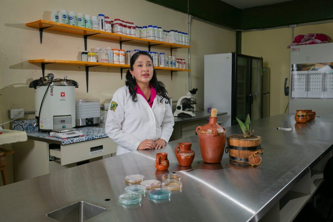 Mujeres en la ciencia: Rosa Laura Ocaña de Jesús, investigadora UAEMéx, analiza las características microbiológicas del pulque mexiquense